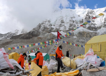 11 metric tons of garbage including 4 dead bodies collected from mountains